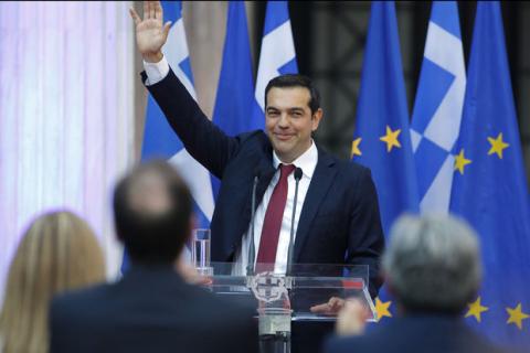 Alexis Tsipras, qui ne portait jamais la cravate, avait promis qu'il la mettrait quand il parviendrait à sortir définitivement le pays de la crise.