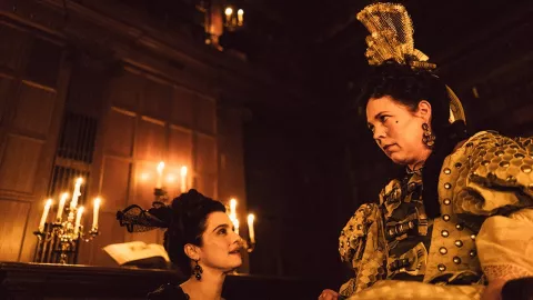 Rachel Weisz (Sarah Churchill) et Olivia Colman (Anne d'Angleterre)