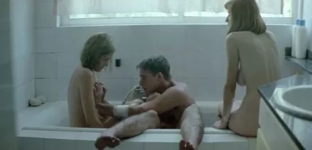 Scène du bain dans Canine, de Yorgos Lanthimos