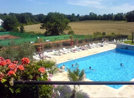 La piscine au milieu des champs et... à côté des terrains de tennis