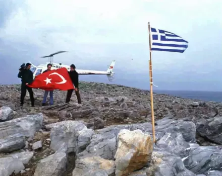 Des provocateurs turcs remplacent le drapeau grec par celui de la Turquie sur l’îlot grec d’Imia.