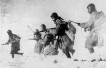 Soldats grecs à l'assaut des positions italiennes à la frontière greco-albanaise en 1940