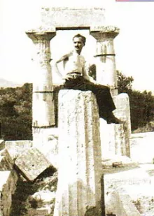 Kazantzakis au Temple d'Athéna Aphaïa, à Egine.