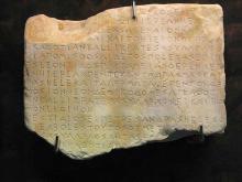 Inscription en grec ancien sur pierre, datant de 448 av. J.-C.
