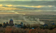 Eglise avec vue sur le lac de Kerkini