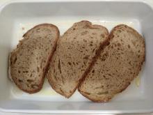 bruschetta : poser les tartines de pain sur le plat huilé