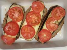 bruschetta : poser les rondelles de tomate sur les aubergines