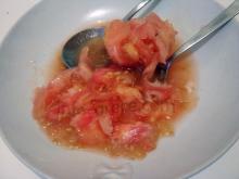 On émince la pulpe des tomates en jetant les parties les plus dures et on met de côté pour faire notre sauce.