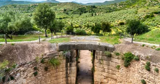 D'Olympie à Épidaure en passant par Mycènes, les sites archéologiques constellent le Péloponnèse, cette vaste péninsule séparée de la Grèce continentale par le canal de Corinthe.