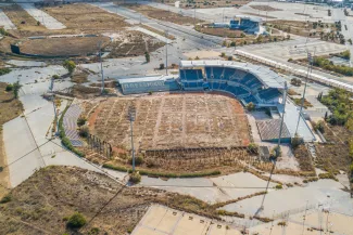 Si les Jeux olympiques ont permis à la capitale grecque de se doter d’infrastructures indispensables, le manque d’entretien des stades et l’impact du coût élevé de l’organisation sur les finances du pays ont entaché les lendemains de fête.