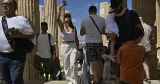 Athènes va proposer des visites privées du monument le plus visité de Grèce, contre 5000 euros, en dehors des heures d’ouverture au grand public. Le prix des tickets d'entrée de l’Acropole, passeront bientôt à 30 euros, contre 20 euros actuellement. Des archéologues dénoncent une marchandisation de la culture toujours plus poussée, au détriment des citoyens grecs, qui n’ont pas le même pouvoir d’achat que les visiteurs étrangers.