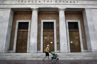 Les parents grecs paient très cher le lait infantile en poudre − 27 euros les 800 grammes en moyenne contre 14 en France −, vient de révéler la commission de la concurrence.