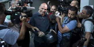 Yanis Varoufakis, économiste de formation devenu ministre des Finances grec du gouvernement de Syriza, cristallise les critiques. Si le "oui" au référendum l'emporte dimanche soir, il a annoncé qu'il quittera son poste. (Crédits : Reuters)


