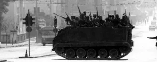 L'armée dans les rues d'Athènes en novembre 1974. © AP Photo


