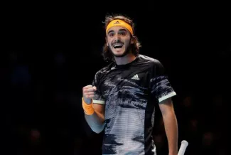 Stefanos Tsitsipas, samedi 16 novembre lors de son match contre Roger Federer. PETER NICHOLLS / REUTERS


