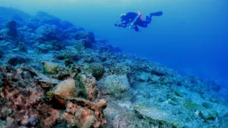 Un des archéologues sous-marins en pleine prise de vue photogrammétrique des vestiges d'un navire ancien, au large de l'île de Kassos (Grèce), en septembre-octobre 2020. Hellenic Ministry of Culture and Sports/Nikos Koukoulas


