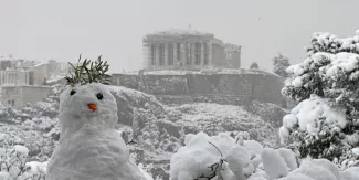 Le Parthénon était recouvert de neige mardi, après une forte vague de froid.


