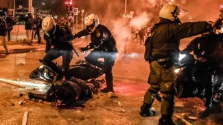 Des policiers blessés lors de la manifestation qui a eu lieu à Néa Smyrni, à 5km d'Athènes. LOUISA GOULIAMAKI / AFP


