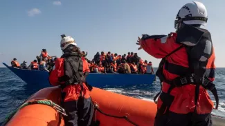 Des sauveteurs du Sea Watch 3 viennent au secours de migrants en mer. Selene Magnolia/Sea-Watch / REUTERS


