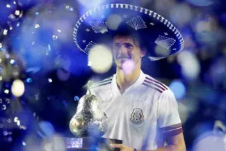 Sombrero sur la tête, maillot de l'équipe de foot du Mexique sur les épaules, Alexander Zverev pose avec le trophée du tournoi d'Acapulco. (C. Perez-Gallardo/Reuters)


