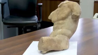 Le fragment de sculpture grecque, lors de sa remise officielle entre les mains du ministère grec de la Culture, le vendredi 19 mars 2021. Capture d'écran Youtube/Ελληνική Αστυνομία - Hellenic Police


