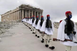 Le 25 mars 2021, les "evzones", la garde présidentielle grecque, devant le Parthénon sur l'Acropole d'Athènes pour les célébrations du bicentenaire de la guerre d'indépendance contre l'empire ottoman.  PHOTO / PETROS GIANNAKOURIS / AFP


