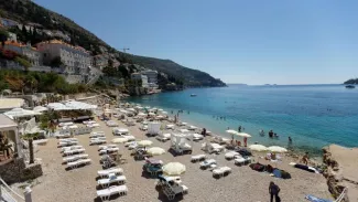 En Croatie, les chaises longues sont quasi désertes sur la plage de Banje.