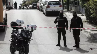 La police bloque la route après le meurtre du journaliste Giorgos Karaivaz le 9 avril 2021 à Athènes. Yiannis PANAGOPOULOS / Eurokinissi / AFP


