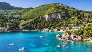 Une baie de Corfou. L'aéroport de l'île ionienne rouvre lundi 19 avril, comme une dizaine d'autres plateformes du pays. kite_rin - stock.adobe.com


