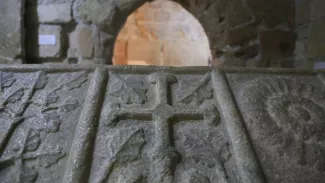 La croix des Templiers gravée sur le sarcophage d'Adam d'Antioche, maréchal de Chypre, au XIVe siècle, le 22 janvier 2021. Alex MITA / AFP


