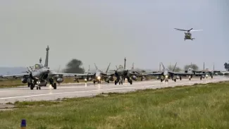 Les avions des six pays participant à l'exercice «Iniochos» sont alignés sur la piste de la base aérienne grecque d'Andravida, la semaine dernière. ARIS MESSINIS/AFP


