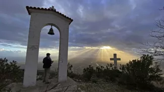 Église Saint-Pierre, devant la lagune de Missolonghi: la gloire d'Hélios couronne la croix du Christ. Athènes salue Jérusalem! Thomas Goisque


