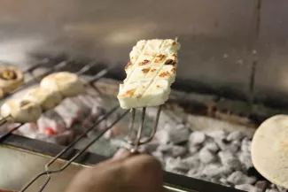 Un restaurateur fait griller du halloumi à Nicosie, le 2 avril 2021.  REUTERS/Yiannis Kourtoglou


