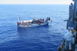 Un bateau de migrants tentant de gagner Chypre secouru par un navire turc, le 14 septembre 2020.