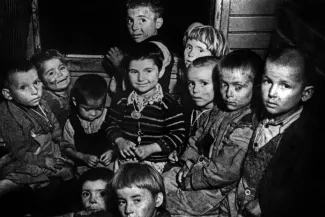 Enfants grecs envoyés en Hongrie, avril 1948. PVDE / Bridgeman Images


