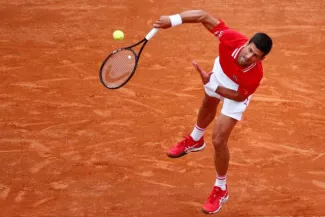 Novak Djokovic est mal embarqué face à Stefanos Tsitsipas. (G. Mangiapane/Reuters)


