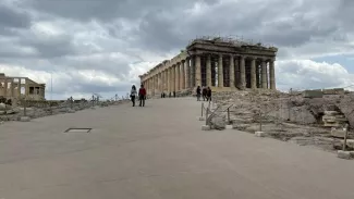 Une plaque de ciment recouvre désormais les allées du rocher menant aux temples des Propylées, de Athéna Niké, de l'Erechtion, et du Parthénon. Un ajout qui n'est pas du goût de tous... Alexia Kefalas / Le Figaro


