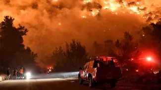 180 pompiers sont mobilisés pour éteindre le premier feu de forêt de la saison en Grèce. VASSILIS PSOMAS / REUTERS


