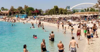 Des touristes sur une plage au sud d'Athènes, en Grèce le 8 mai 2021


