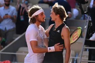 Stefanos Tsitsipas (à gauche) a lutté durant cinq sets face à Alexander Zverev pour accéder à la finale. (P. Lahalle/L'Équipe)


