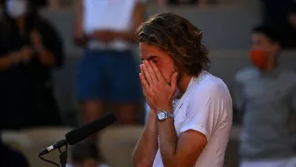 «C'était nerveusement épouvantable, surtout lors de ce premier au 5e set où j'ai dû sauver trois balles de break consécutives», dit Stefanos Tsitsipas. ANNE-CHRISTINE POUJOULAT / AFP


