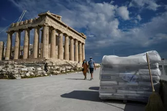 Des sacs de ciment entreposés près du Parthénon, sur la colline de l'Acropole, le 4 juin 2021.