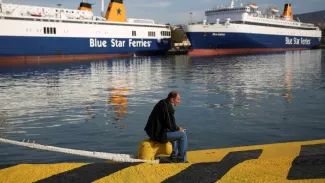 Les ferrys restent à quai dans le port de Pirée alors qu'une grève générale a été décidée pour 24 heures par les personnels. COSTAS BALTAS / REUTERS


