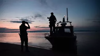 Des policiers grecs patrouillent dans le delta de la rivière Evros. SAKIS MITROLIDIS / AFP


