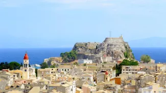 Les ruelles du bourg de Kerkyra s'étalent harmonieusement dans le prolongement de la citadelle franque qui s'avance vers la mer. Adobe Stock / Pavle


