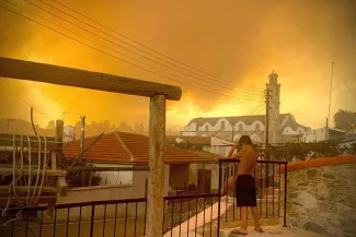 Un incendie visible depuis le village d'Ora, à Chypre, le 3 juillet 2021. Crédits : ANDREA ANASTASIOU/via REUTERS.


