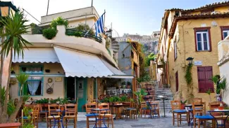 Les ruelles pittoresques du quartier de Plaka, au pied de l'Acropole d'Athènes, abritent de nombreuses tavernes. 68565296/efesenko - stock.adobe.com


