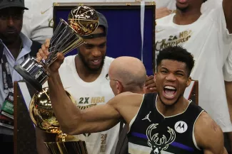 Giannis Antetokounmpo célèbre le titre NBA décroché avec son équipe des Bucks, le 20 juillet 2021 à Milwaukee.