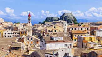 Kerkyra, la capitale de l'île, dominée par sa citadelle. Adobe Stock / kite_rin


