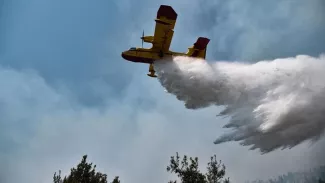 La France et la Grèce aident l'Italie dans sa lutte contre les flammes ce lundi 26 juillet, avec l'envoi de quatre Canadair. SAKIS MITROLIDIS / AFP


